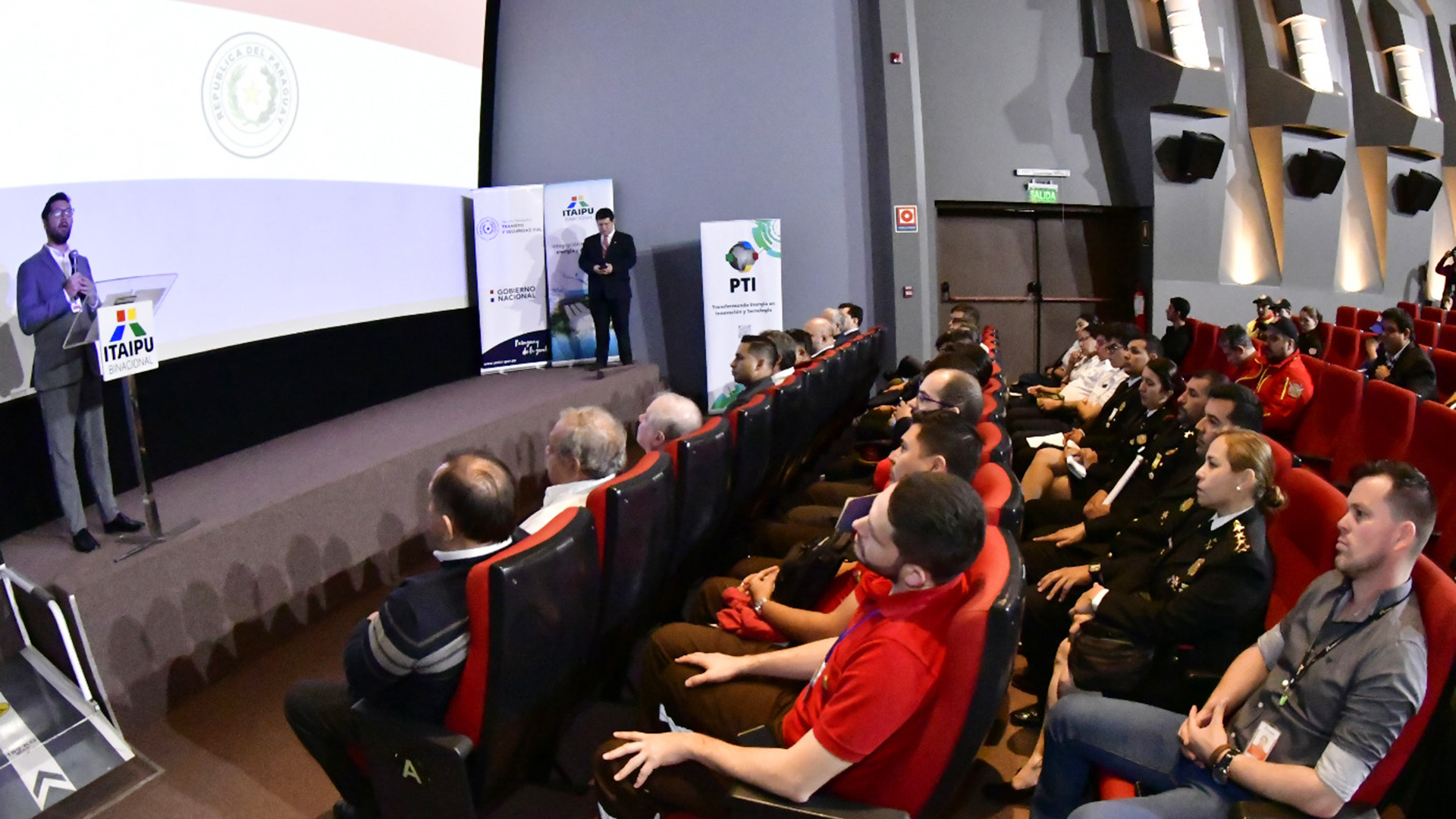 Presentaron primera guía nacional para incidentes con autos eléctricos