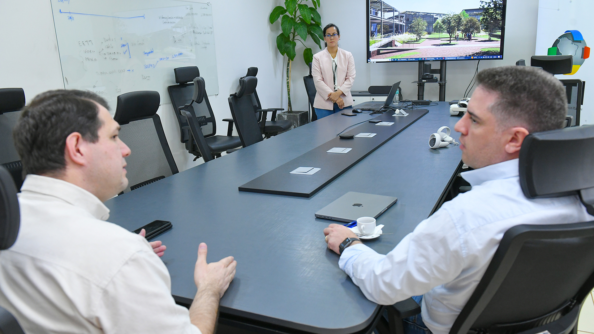 MINISTRO DEL MITIC VISITÓ EL PTI PARAGUAY PARA IMPULSAR LA INNOVACIÓN EN EL PAÍS