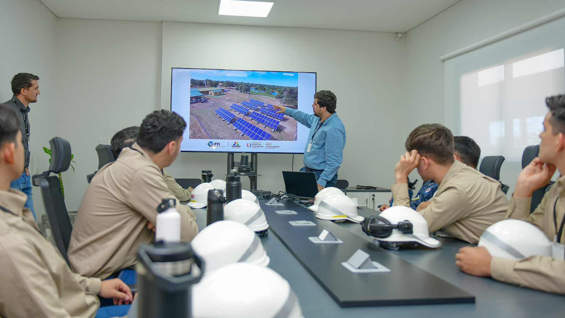 Técnicos de la ANDE conocen de cerca los proyectos de energías renovables impulsados por el PTI Paraguay